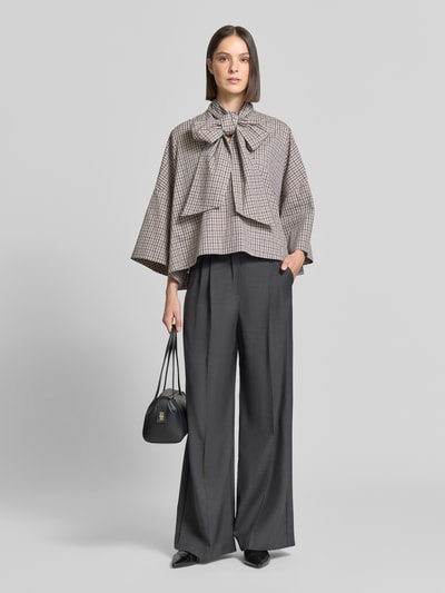 Vrouwenmodel draagt oversized blouse met korte mouwen uit puur katoen model 'KEFIR' van Essentiel Antwerp, neutrale tinten met ruitpatroon, Dames Kurzarmbluse van Essentiel Antwerp, volledige vooraanzicht.