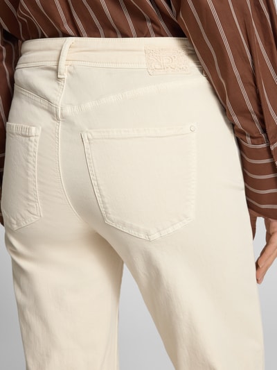 Vrouwenmodel draagt Jeans mit Label-Stitchings in 7/8-Länge van Raffaello Rossi in crème katoenmix met stretch, steekzakken, detailopname rechter achterzijde.