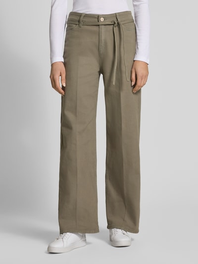 Modelka kobieca nosi Wide Fit Jeans mit Bügelfalten von Christian Berg Woman, bawełna z elastanem, oliwkowy kolor, szwy, pięć kieszeni, pasek materiałowy, szerokość w rozmiarze 36/32: 107 cm, długość wewnętrzna nogawki: 77 cm, widok całej sylwetki z przodu.