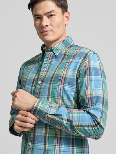 Männermodel trägt Custom Fit Freizeithemd mit Button-Down-Kragen von Polo Ralph Lauren, Reine Baumwolle, Karo-Muster, Nahaufnahme Oberkörper.