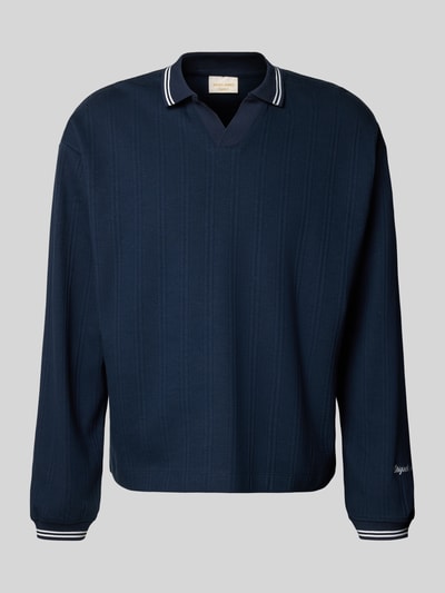 Produktfoto, Gebreide pullover van puur katoen model 'JORNIAGARA' van JACK & JONES voor heren, los model, V-hals met contrasterende platte kraag, elastische mouwboord, labeldetail, ruglengte maat M 64 cm, donkerblauw met subtiele streeppatroon.