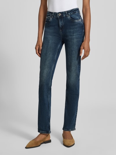 Frauenmodel trägt Straight Fit Jeans aus Baumwoll-Mix Modell 'JOYCE' von Cars Jeans in Dunkelblau mit 5-Pocket-Design, Ganzkörperansicht von vorne.