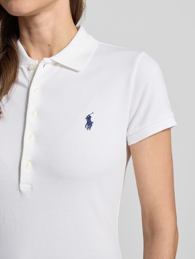 Frauenmodel trägt Regular Fit Poloshirt aus Baumwoll-Mix Modell 'JULIE' von Polo Ralph Lauren, Optik: Unifarben, Logo-Stitching, Materialverarbeitung: Piqué, Nahaufnahme Oberkörper.
