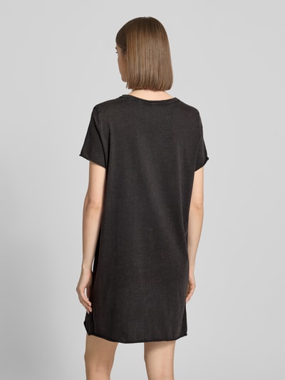 Frauenmodel trägt Freizeitkleid aus reiner Bio-Baumwolle Modell 'LUCY' von Only in Melange-Optik, Mini-Länge, Rückansicht Ganzkörperansicht.