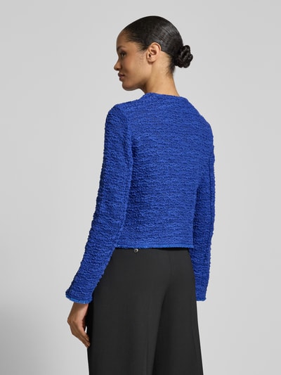 Vrouwenmodel draagt Slim Fit Blazer in Bouclé-look van Betty Barclay, blauw, katoenmix, borstzakken, ronde hals, ruglengte 48 cm, borstwijdte 46 cm, mouwlengte 58 cm, rugaanzicht