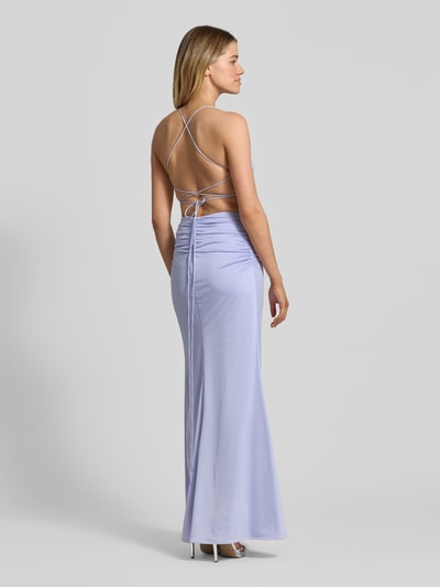 Frauenmodel trägt Abendkleid mit Raffungen von Laona in Flieder, figurbetont mit Rückenausschnitt und Schnürverschluss, Ganzkörperansicht Rückansicht. Rückenlänge bei Größe 36: 134 cm, Brustweite: 32 cm, glatte Textur.