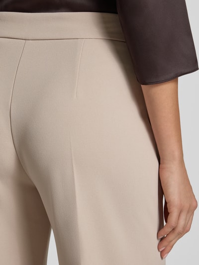 Vrouwenmodel draagt Straight Fit Stoffhose met Bügelfalten van Rinascimento in beige Materiaalmix met stretch, detailopname heup.