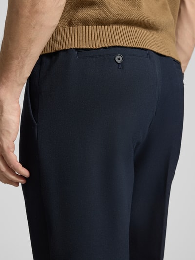 Männermodel trägt Regular Fit Chino mit Viskose-Anteil von Selected Homme, Optik: Unifarben, Twill, Detailaufnahme Gesäß und Bund.