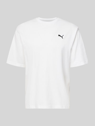 Produktfoto, weißes T-Shirt mit Rundhalsausschnitt von PUMA PERFORMANCE, reiner Baumwolle, Relaxed Fit, schwarzes Logo, glatte Textur