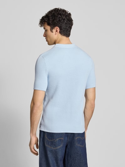 Männermodel trägt Slim Fit Poloshirt mit Strukturmuster von REVIEW in Hellblau aus Reine Baumwolle, Rückenlänge bei Größe M: 66 cm, Ganzkörperansicht Rückansicht.