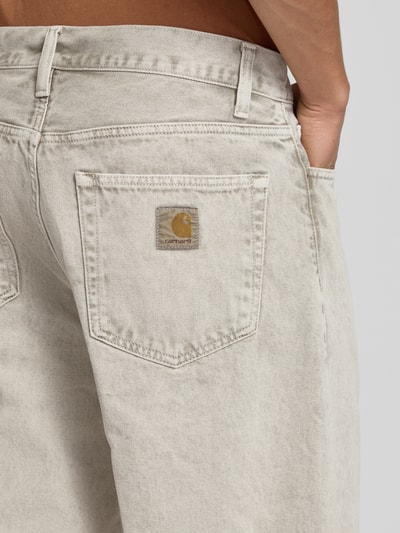 Männermodel trägt Jeansshorts mit Eingrifftaschen Modell 'Smithfield' von Carhartt Work In Progress in hellem Beige, Reine Baumwolle, Relaxed-Fit, Detailaufnahme Rückansicht, Kontext: Herren Jeansshorts, Bundweite 45 cm, Innenbeinlänge 28 cm bei Größe 32.