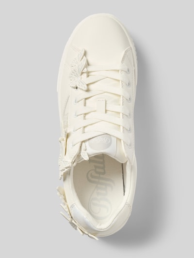 Produktfoto, Sneaker mit Plateausohle Modell 'PAIRED BUTTERFLY' von Buffalo, zaokrąglony nosek, sznurowadła, wysokość obcasa 5 cm, wysokość cholewki 7 cm, szerokość w rozmiarze 40: 7 cm, kolor kremowy, matowa faktura, motyw motyla