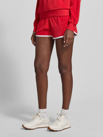 Frauenmodel trägt Regular Fit Sweatshorts aus Baumwoll-Mix von Polo Ralph Lauren in Two-Tone-Optik mit Logo-Stitching, Frottee-Materialverarbeitung und elastischem Bundabschluss mit Tunnelzug sowie Eingrifftaschen, Ganzkörperansicht von vorne.