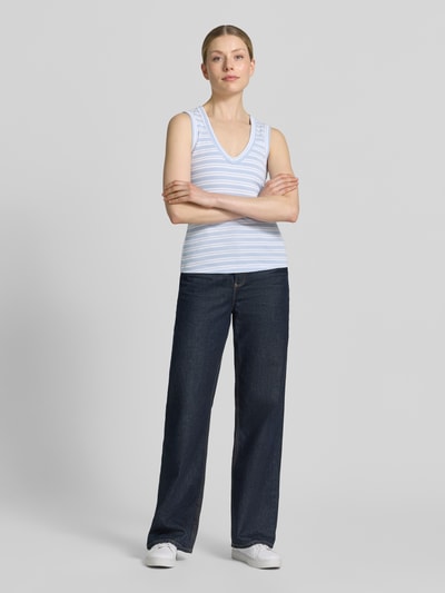 Frauenmodel trägt Slim Fit Top mit V-Ausschnitt Modell 'Elle' von MOS MOSH, Reine Baumwolle, Damen, Rückenlänge 58 cm, Ganzkörperansicht von vorne.