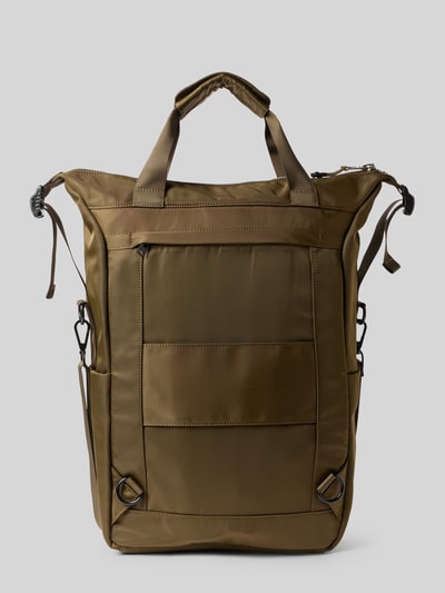 Produktfoto, Rucksack mit Logo-Detail von AY STUDIOS in Olivgrün mit Reißverschluss, verstellbaren Schulterriemen und Netztaschen, glatte Textur, Größe 42x54x13 cm, Schulterriemen 98 cm.