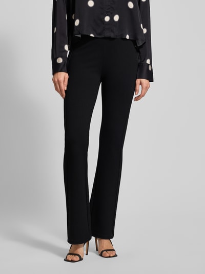 Frauenmodel trägt Straight Fit Stoffhose aus Viskose-Mix Modell 'Erja' von OPUS, Damen Stoffhose mit Stretch-Anteil, Nahaufnahme Oberkörper.