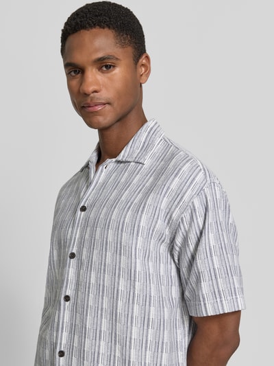 Männermodel trägt Regular Fit Freizeithemd mit Kentkragen von Jack & Jones Premium aus Reine Baumwolle, 1/2-Arm, Nahaufnahme Oberkörper. Rückenlänge 72 cm, Schulterbreite 52 cm, Ärmellänge 24 cm, gestreiftes Muster in Grau und Weiß.