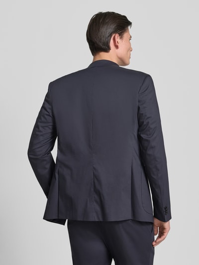 Männermodel trägt Sakko mit Reverskragen Modell 'Dallas' von JOOP! Collection, Baumwoll-Mix, Regular-Fit, Rückenansicht Ganzkörperansicht.