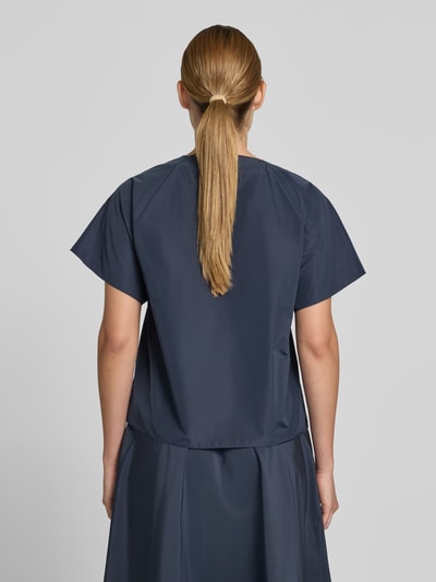 Frauenmodel trägt dunkelblaue Regular-Fit Kurzarmbluse mit Baumwoll-Anteil Modell 'RECENTE' von Weekend Max Mara, Rückenansicht, Damen Kurzarmbluse.