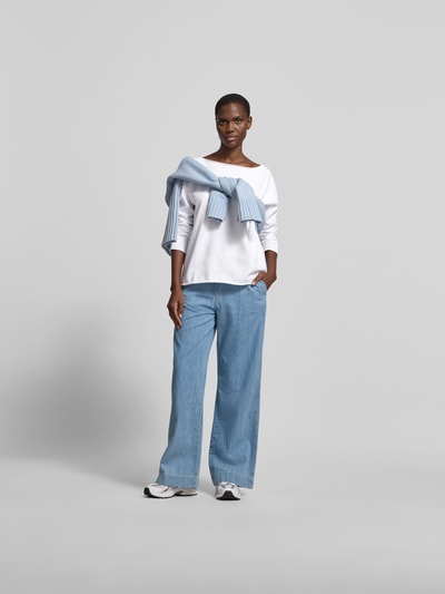 Frauenmodel trägt Oversized Sweatshirt aus Baumwoll-Mix von Juvia in Weiß mit tiefem Rundhalsausschnitt und Rollsäumen, Ganzkörperansicht von vorne.
