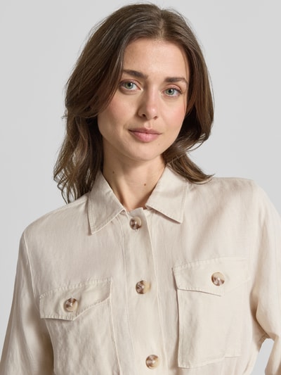 Vrouwenmodel draagt Kurzblazer met Taillengürtel aus Leinen-Mix van Tom Tailor in uni, regular fit, knoopsluiting, borstzakjes. Nahaufnahme bovenlichaam.