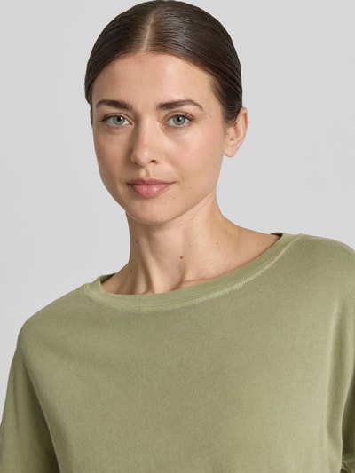 Modelka kobieca ma na sobie Relaxed Fit T-Shirt aus reiner Baumwolle od s.Oliver RED LABEL, jednolity kolor, okrągły dekolt, krótki rękaw, bawełna, detal z logo, tekstura gładka, zbliżenie na górną część ciała.
