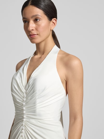 Kobieta nosi długa sukienka 'Maxikleid mit Perlen und V-Ausschnitt' od Luxuar z szyfonu, taliowany krój, dekolt w serek, drapowania, perły, szerokość w rozmiarze 36: 40 cm, długość tyłu w rozmiarze 36: 127 cm, zbliżenie na górę sukienki, zdjęcie z przodu
