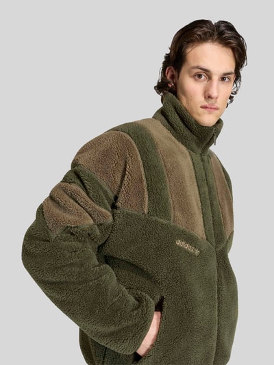 adidas Originals Relaxed Fit Teddyjacke mit Stehkragen Oliv 3