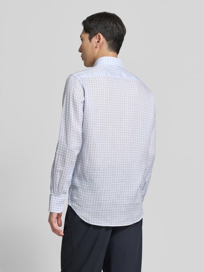Männermodel trägt Regular Fit Leinenhemd mit Button-Down-Kragen von Christian Berg Men im Allover-Look, helle Farben, Rückenlänge 78 cm, Schulterbreite 45 cm, Ärmellänge 65 cm, Ganzkörperansicht Rückansicht.