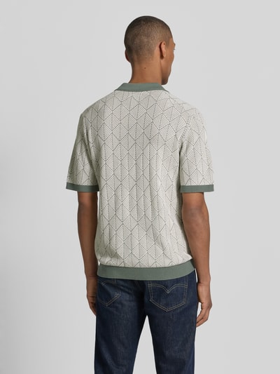 Männermodel trägt Slim Fit Poloshirt in Strick-Optik Modell 'Blake' von Jack & Jones Premium, Reine Baumwolle, Rückansicht, Ganzkörperansicht.