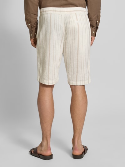Männermodel trägt Bermudas mit elastischem Bund und Eingrifftaschen von MCNEAL, Baumwoll-Mix, Regular-Fit, Streifenmuster, Ganzkörperansicht Rückansicht