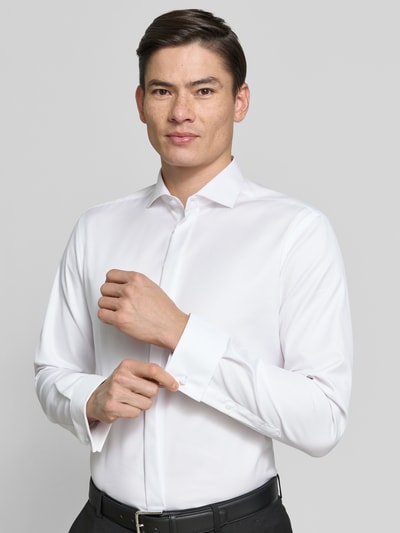 Männermodel trägt Slim Fit Business-Hemd mit verdeckter Knopfleiste von ETERNA aus Reine Baumwolle, Haifischkragen, Nahaufnahme Oberkörper