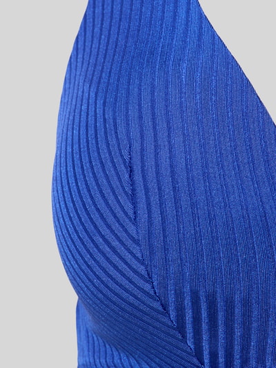 Frauenmodel trägt Slim Fit Bikini-Oberteil mit Strukturmuster Modell 'Emly' von Marie Jo aus Elastischer-Material-Mix, Zierbesatz, Nahaufnahme Oberkörper.