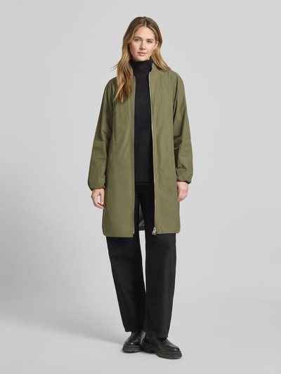 Frauenmodel trägt Mantel mit Stehkragen und Zweiwege-Reißverschluss von Fuchs Schmitt in Olivgrün, entspannter Relaxed Fit, Material-Mix mit Baumwoll-Anteil, Eingrifftaschen, glatte Textur, Ganzkörperansicht von vorne.