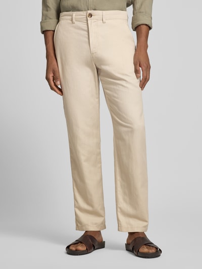 Mężczyzna nosi Regular Fit Leinenhose aus Baumwoll-Leinen-Mix Modell 'MILES' od SELECTED HOMME, beżowy, krój regular fit, mid waist, 5 kieszeni, zdjęcie z przodu, ujęcie całej sylwetki