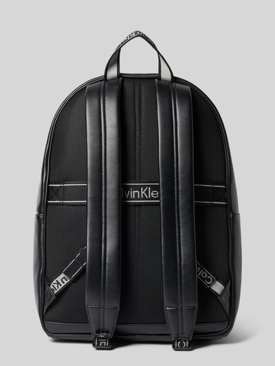 Produktfoto, Rucksack in Leder-Optik von CK Calvin Klein für Herren in Schwarz mit glatter Textur und silbernen Details, Rückansicht