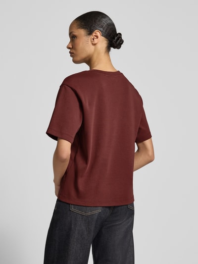 Frauenmodel trägt T-Shirt in halbärmligem Design von JAKE*S STUDIO WOMAN aus reiner Baumwolle, lockerer Schnitt, Rückansicht, Ganzkörperansicht.