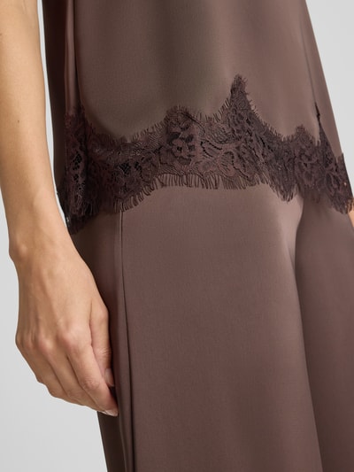 Frauenmodel trägt Regular Fit Blusentop mit Spitzenbesatz von Jake*s Cocktail in Braun mit zarter Spitze, Nahaufnahme Oberkörper.
