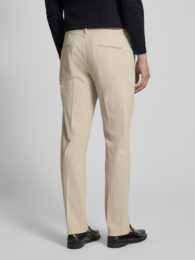 Männermodel trägt Hose mit Bügelfalten und Gesäßtaschen von Profuomo in Beige, Baumwoll-Elasthan-Mix, Relaxed Fit, Ganzkörperansicht Rückansicht.