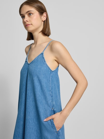 Frauenmodel trägt Relaxed Fit Jeanskleid aus reiner Baumwolle von Marc O'Polo Denim, Denim-Optik, Midi-Länge, Spaghettiträger, V-Ausschnitt, Nahaufnahme Oberkörper.