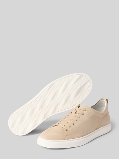 Produktfoto, Sneaker aus echtem Leder in Velours-Optik Modell 'Uwin' von CG - Club of Gents in Beige, abgerundete Form, Schnürverschluss, weiße Gummisohle, strukturierte Oberfläche, Herrenschuh, Absatzhöhe 3 cm, Schafthöhe 8 cm, Schaftweite 10 cm.
