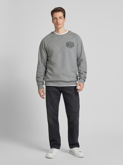 DEUS EX MACHINA Sweatshirt mit Label-Print Modell 'Tokyo Address' Hellgrau 1