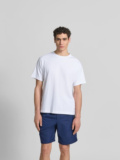Männermodel trägt Herren T-Shirt mit Rundhalsausschnitt von Kenzo aus reiner Baumwolle, Relaxed-Fit, Logo-Stitching, weiß, Ganzkörperansicht von vorne.