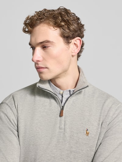Männermodel trägt Sweatshirt mit Stehkragen von Polo Ralph Lauren in Grau, Reine Baumwolle, Regular-Fit, Label-Stitching, Nahaufnahme Oberkörper.