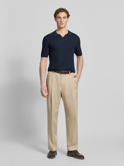Männermodel trägt Slim Fit poloshirt met viscose van Roy Robson, donkerblauw, tricotlook, structuurpatroon, polokraag, met korte mouwen, elastische boorden, katoen- en viscosemix, heren, ganzkörperansicht van voren.