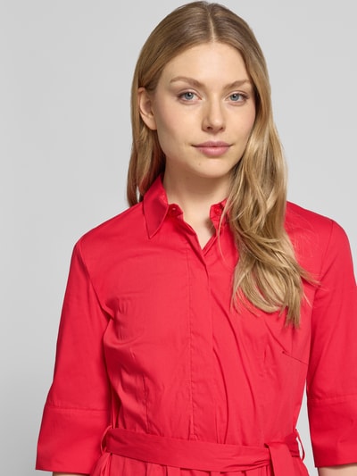Modelka kobieca nosi 'Knielanges Hemdblusenkleid mit Bindegürtel' od Christian Berg Woman Selection, kolor czerwony, bawełniany miks z dodatkiem stretchu, długość do kolan, A-linia, ukryta listwa guzikowa, pasek, długość pleców 99 cm, szerokość w rozmiarze 36: 48 cm, długość rękawa 37 cm, zbliżenie na górę ciała