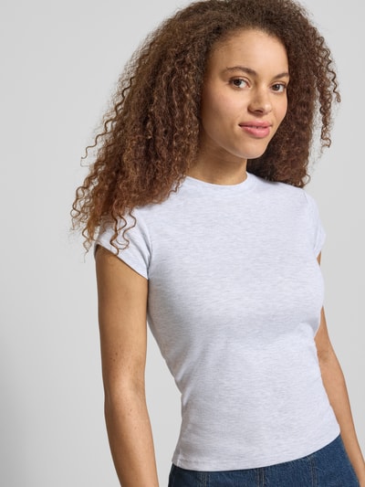 Frauenmodel trägt Damen T-Shirt mit Rundhalsausschnitt Modell 'EVERYDAY' von Topshop, Baumwoll-Mix, Slim Fit, Nahaufnahme Oberkörper.