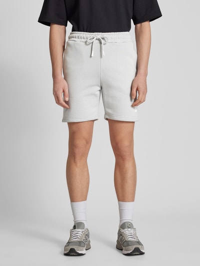 Alpha Industries Regular Fit Sweatshorts mit Label-Print Hellgrau 4