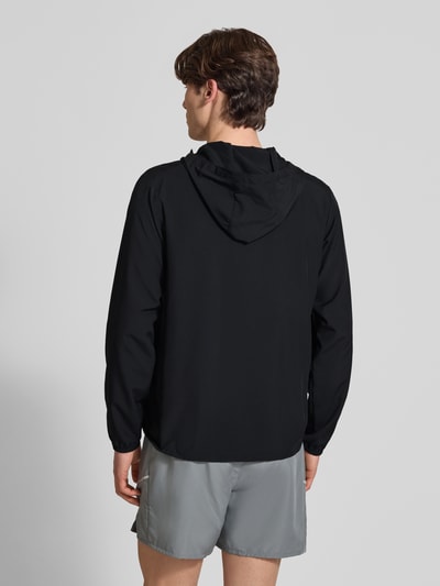 Männermodel trägt schwarze Trainingsjacke mit Logo-Print und Stehkragen von NIKE TRAINING, gerader Schnitt, Rückenansicht, Detailaufnahme.