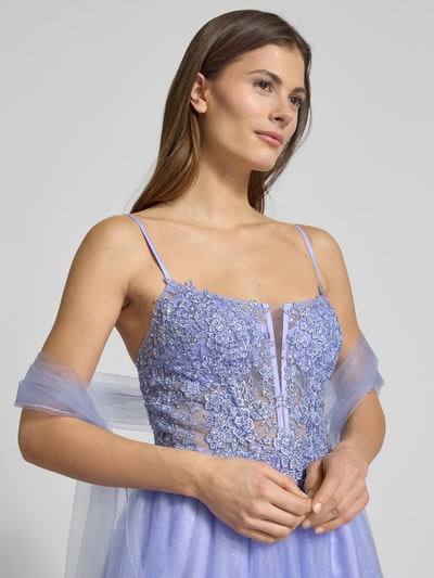 Frauenmodel trägt Abendkleid mit floralem Spitzenbesatz von Mascara, Karree-Ausschnitt, Spaghettiträger, Glitzer-Optik, Nahaufnahme Oberkörper.